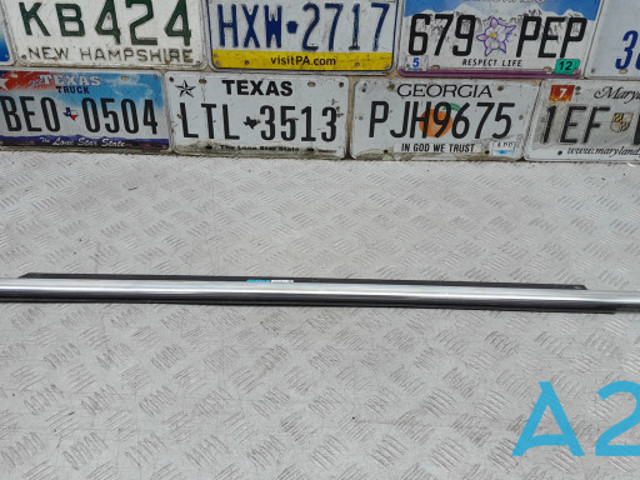 Накладка заднього скла, права 4L0853764E2ZZ VAG