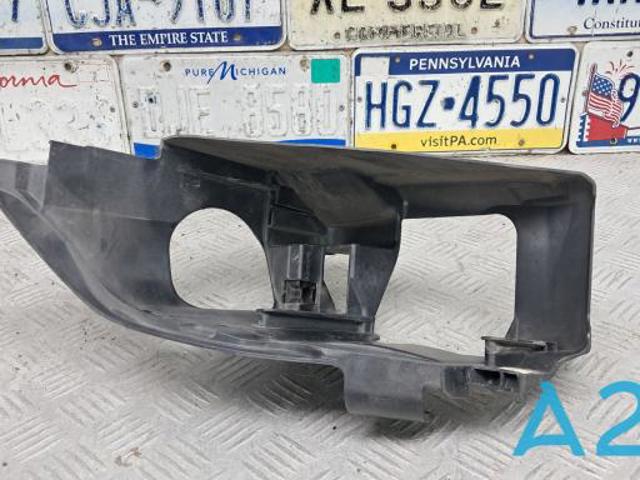 Кронштейн-адаптер кріплення фари передньої, правої 4L0941614 VAG