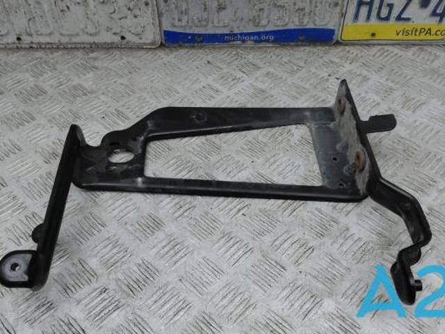 Кронштейн радіатора лівий 4M0121261R VAG