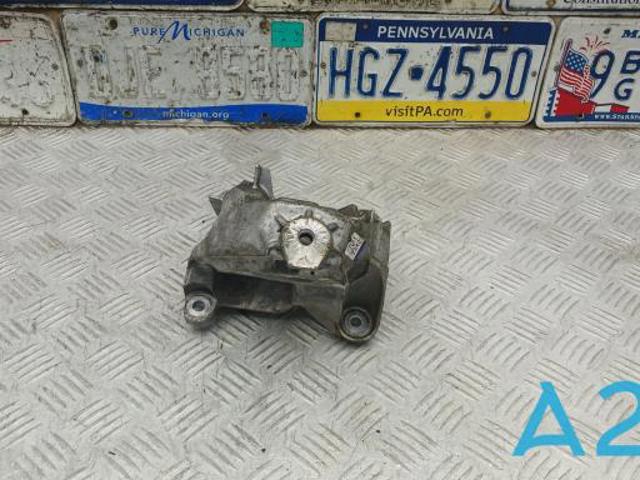 Кронштейн подушки (опори) двигуна, лівої 4M0199307CB VAG