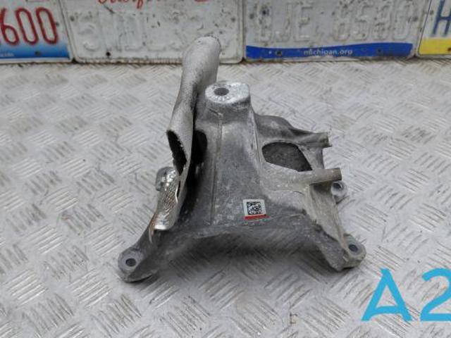 Кронштейн подушки (опори) двигуна, правої 4M0199308AA VAG
