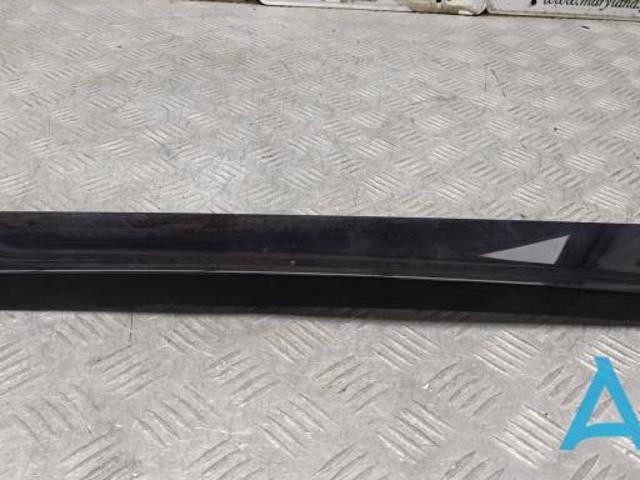 Накладка задньої 3-ї/5-ї двері, права 4M0854872A5FQ VAG