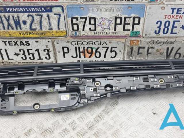Решітка вентиляції салону на "торпедо", права 4M1820902R6PS VAG