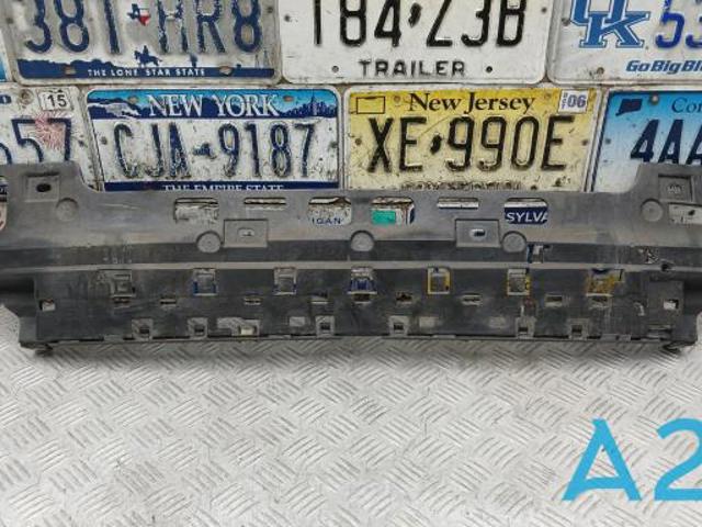 Кронштейн бампера заднього, центральний 51127428024 BMW