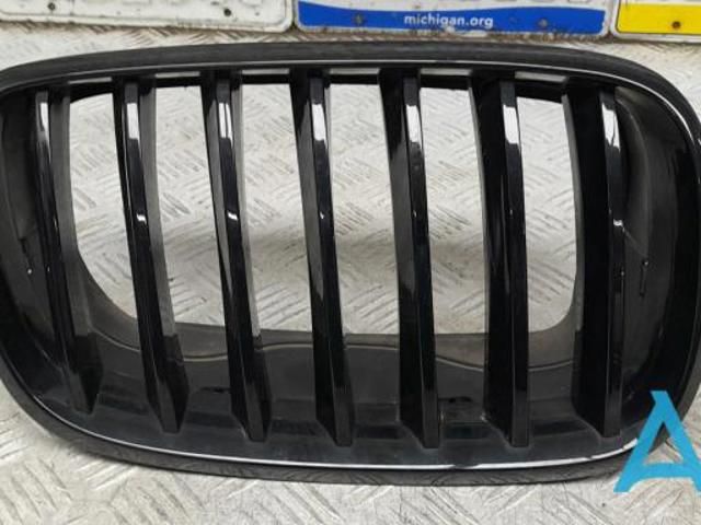 Решітка радіатора права 51137157688 BMW