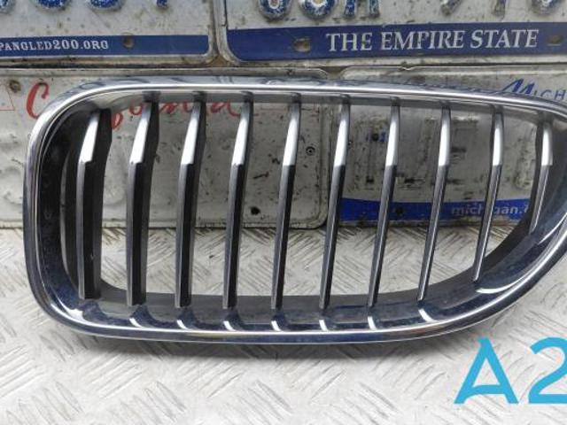 Решітка радіатора ліва 51137211921 BMW