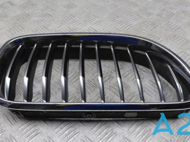 Решітка радіатора права 51137211922 BMW