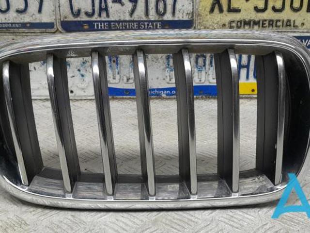Решітка радіатора права 51137316062 BMW