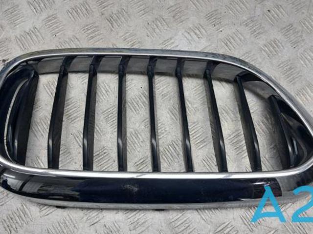 Решітка радіатора права 51137390864 BMW