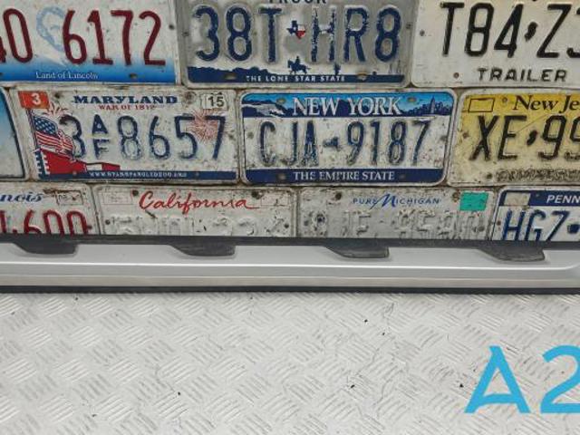 Молдинг передньої лівої двері, нижній 51138499209 BMW