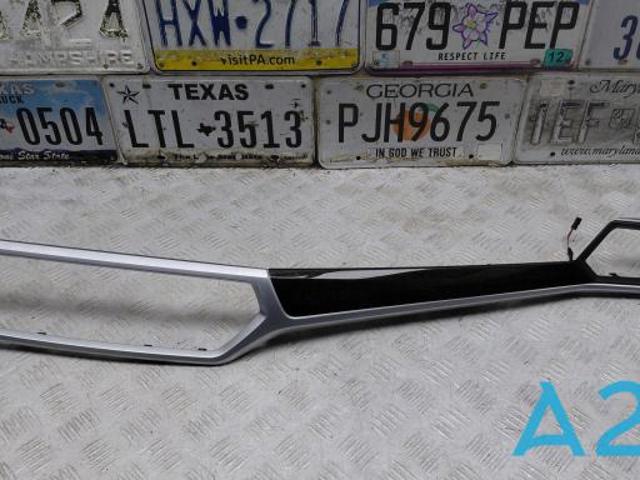 Молдинг (накладка) приладової панелі "торпедо", центральний 51165A0EFD0 BMW