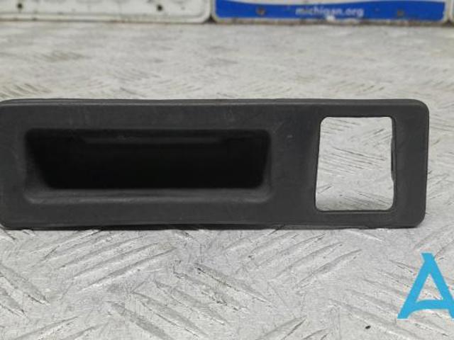 Кнопка приводу замка третіх/ п'ятих дверей 51247463162 BMW