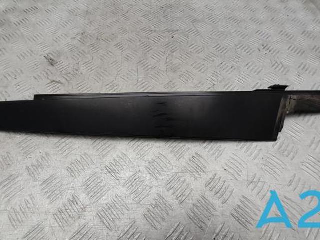 Накладка передніх дверей, правих, вертикальна 51337289612 BMW