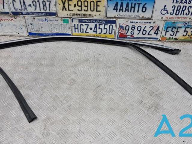Направляюча скла рамки двері, переднього права 51337289618 BMW
