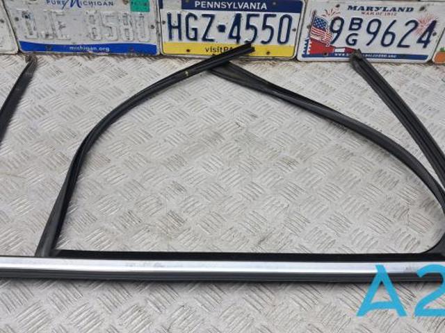 Направляюча скла рамки двері, заднього ліва 51357289667 BMW