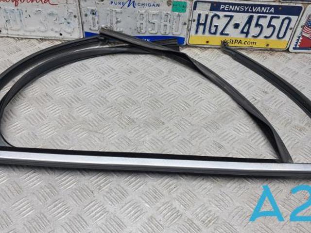 Направляюча скла рамки двері, заднього права 51357289668 BMW
