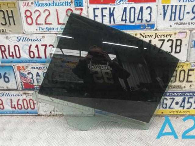 Скло заднє ліве 51357432233 BMW