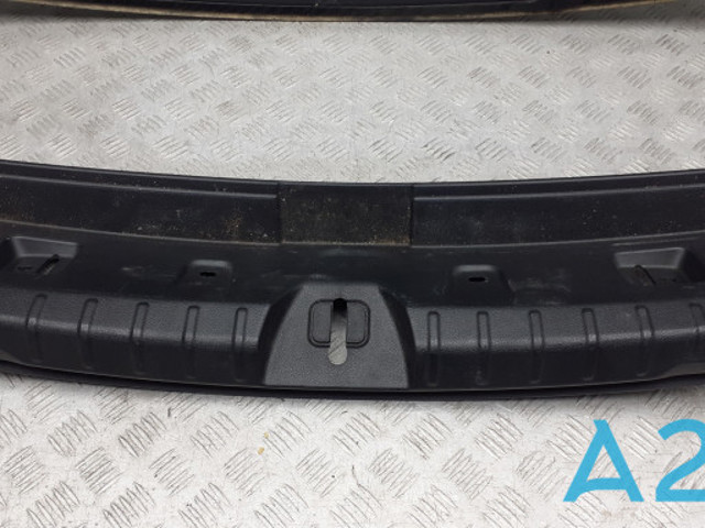 Облицювання задньої панелі багажника 51477351650 BMW