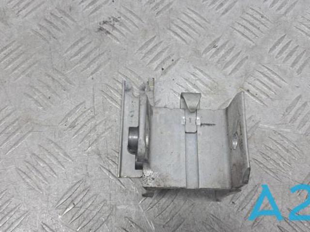 Кронштейн передньої балки 51647245796 BMW