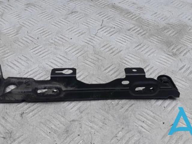Кронштейн радіатора верхній, правий 51647266168 BMW