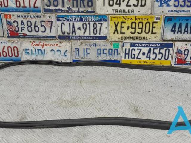 Ущільнювач кришки багажника 51767260916 BMW
