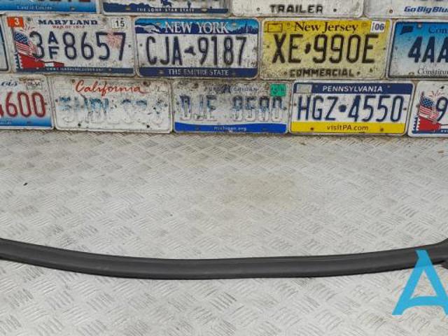 Ущільнювач капота 51767329384 BMW