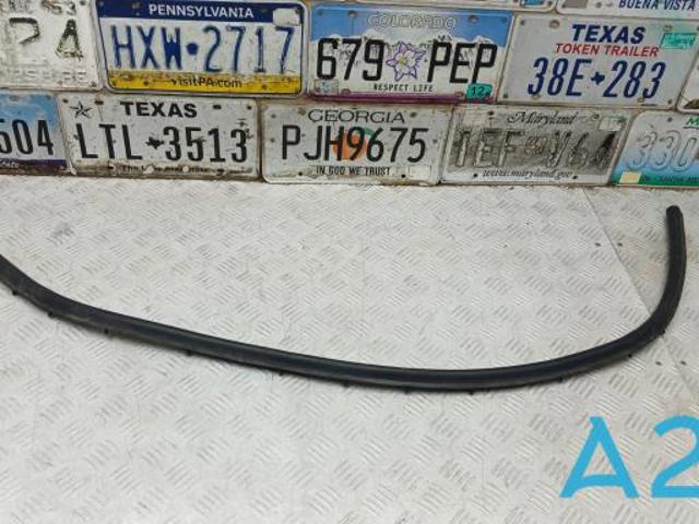 Гумка ущільнювача під капот 51767397485 BMW