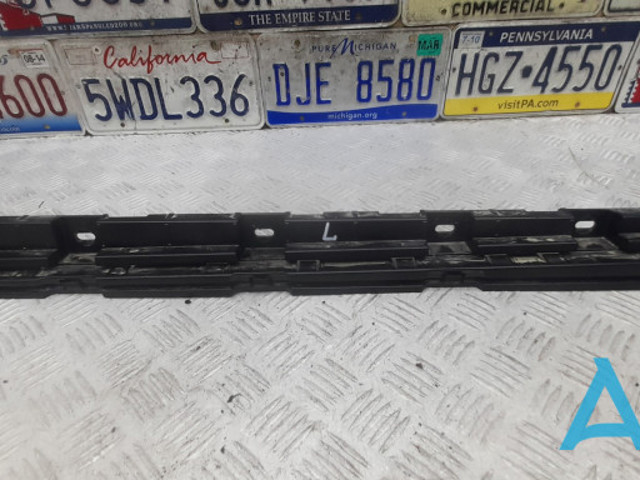 Кронштейн зовнішньої накладки лівого порога 51777184777 BMW