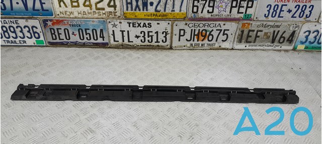Кронштейн зовнішньої накладки порога правого 51777187102 BMW
