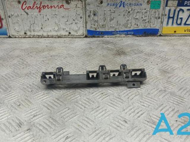 Кронштейн зовнішньої накладки порога правого 51777428036 BMW