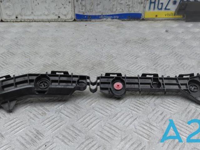 Направляюча заднього бампера, ліва 5215648060 TOYOTA