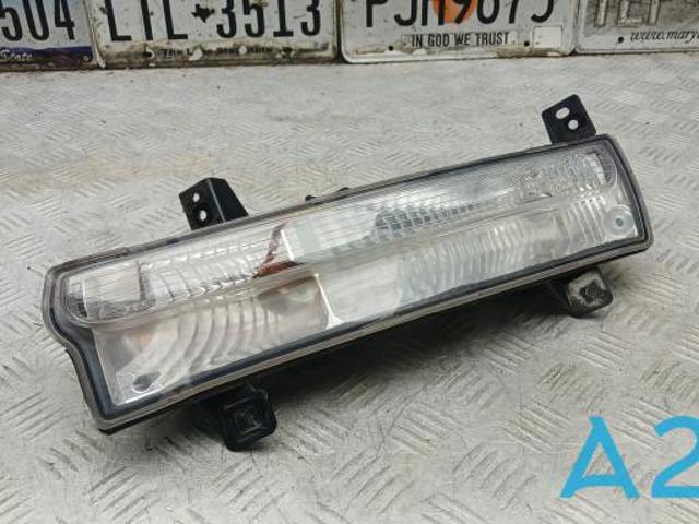 Габарит-покажчик повороту, правий 55112720AA CHRYSLER