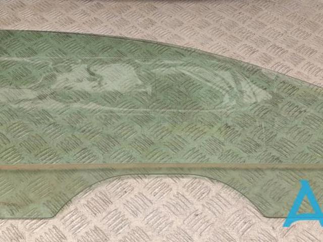 Скло пасажирських дверей 561845202 VAG