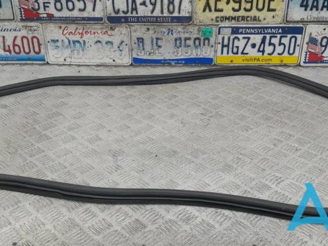 Ущільнювач двері задньої правої (на кузові) 561867914A VAG