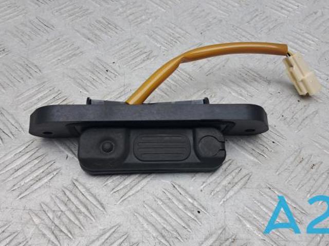 Кнопка приводу замка третіх/ п'ятих дверей 5810A054 MITSUBISHI