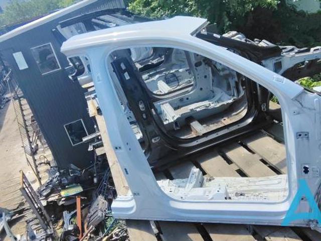 Амортизаційна стійка центральна, права 5NN809220B VAG