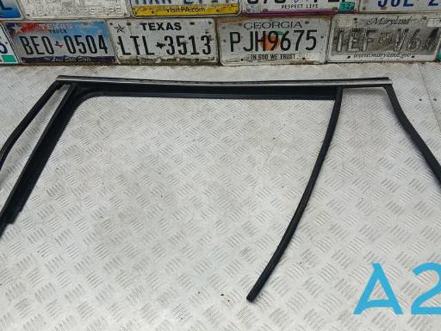 Направляюча скла рамки двері, заднього ліва 5NN839431CVNH VAG