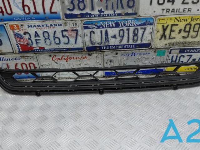 Решітка переднього бампера, центральна 5NN853677E9B9 VAG