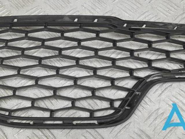 Решітка переднього бампера, ліва 670010766 MASERATI