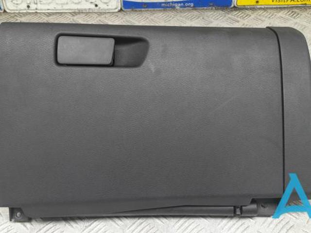 Ящик для предметів догляду 681026RR1A NISSAN