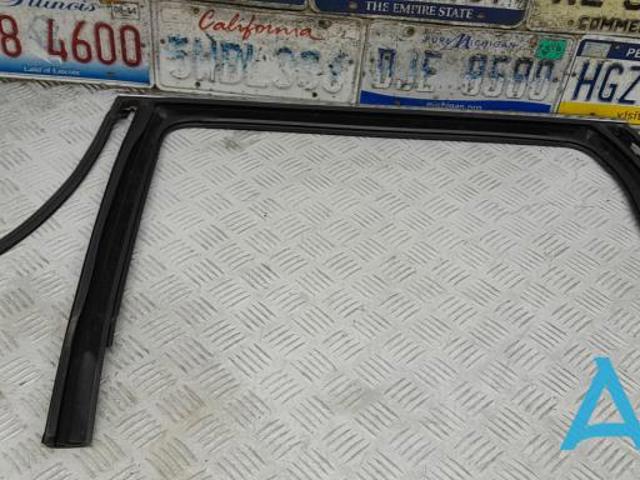 Направляюча скла рамки двері, заднього ліва 68142971AF CHRYSLER