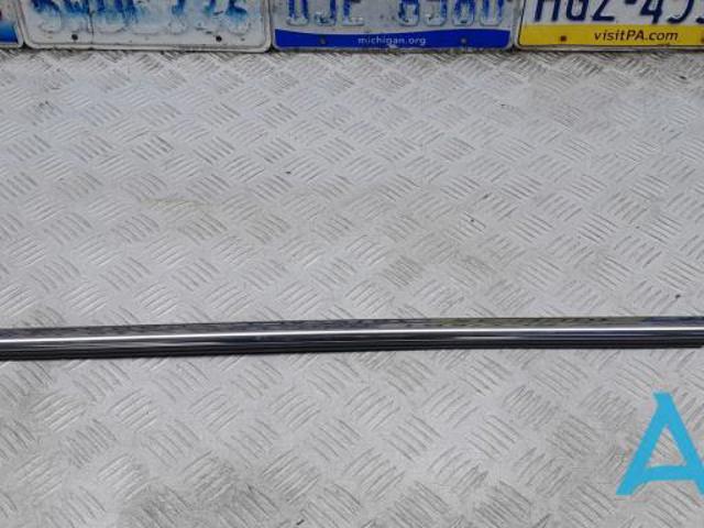 Ущільнювач скла задніх дверей правих, зовнішній (планка) 68142974AB CHRYSLER