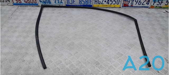 Направляюча скла рамки двері, переднього ліва 6815176010 TOYOTA