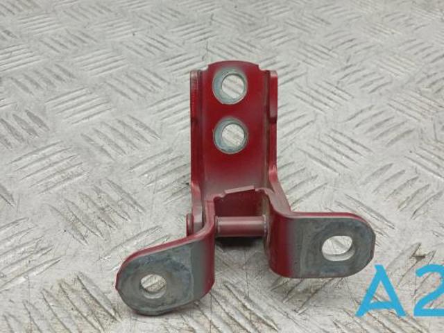 Петля передніх дверей права 6871012151 TOYOTA