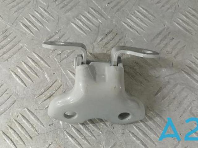 Петля заднтої двері, лівої 6876020122 TOYOTA