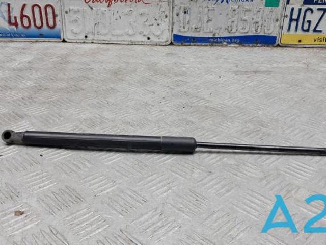 Амортизатор двері багажника 689500W861 TOYOTA