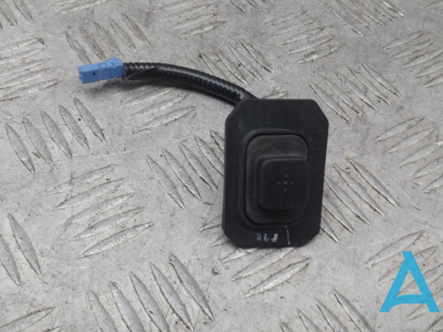 Кнопка приводу замка третіх/ п'ятих дверей 74810TL4G01 HONDA