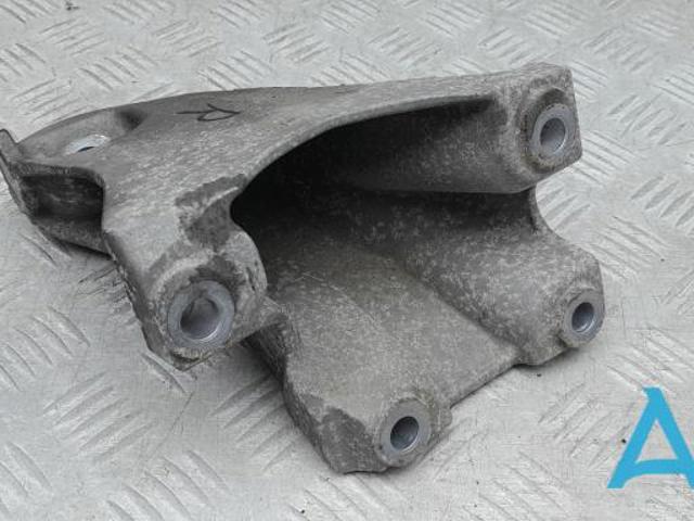 Кронштейн подушки (опори) двигуна, правої 7L6199308D VAG