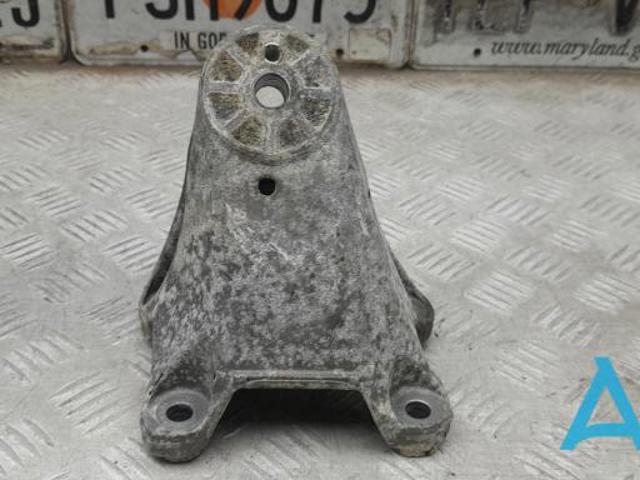 Кронштейн подушки (опори) двигуна, лівої 7L8199307K VAG