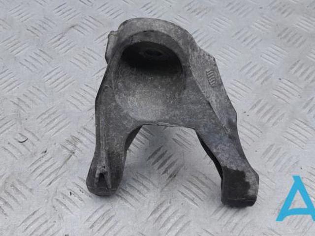 Кронштейн подушки (опори) двигуна, правої 7L8199308F VAG